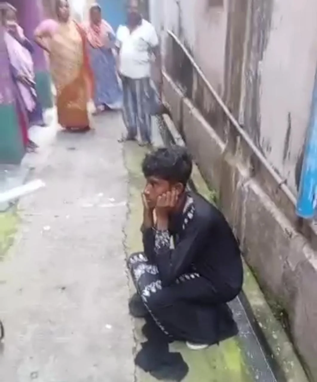 বোরকা পরে মহিলা মেসে ঢুকে পড়ল যুবক,তারপর কি হল