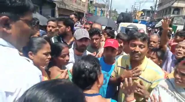 পাইপলাইন বসানোর জেরে বেহাল রাস্তা, বেনারস রোড অবরোধ বাসিন্দাদের