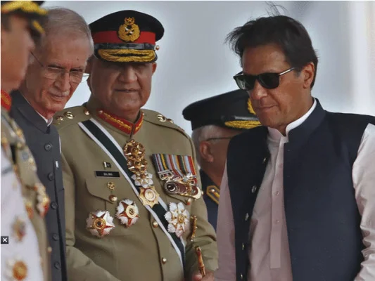 সেনাবাহিনী ‘সঠিক সিদ্ধান্ত’ না নিলে দেশ তিন টুকরো হয়ে যাবে : ইমরান খান