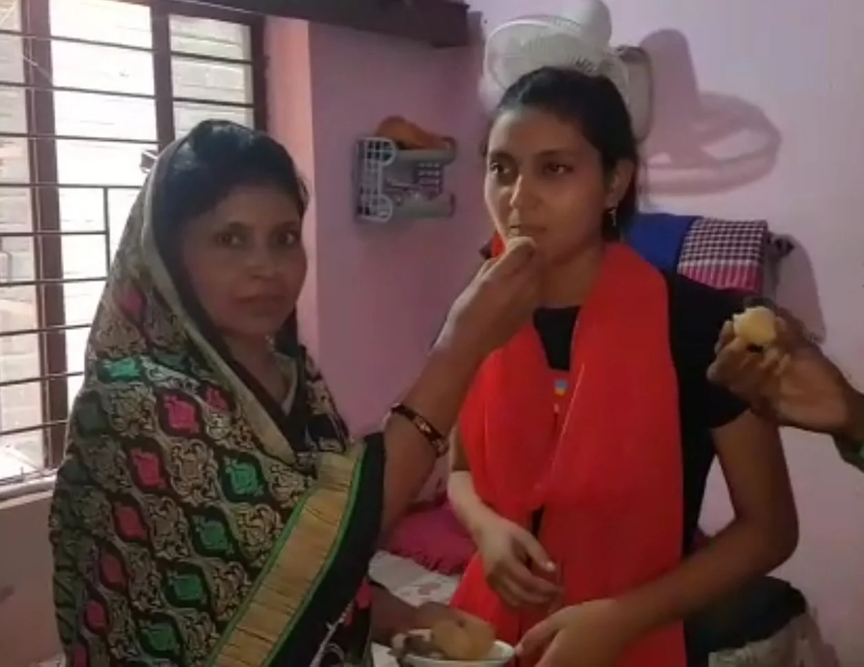 অদম্য জেদই এনে দিল সাফল্য, উচ্চ মাধ্যমিকে মেধা তালিকায় অষ্টম স্থানাধিকারী বীরভূমের শাহিনা খাতুন