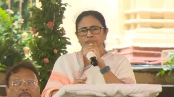 ইফতারে যাই, তাতে সমালোচনার কী আছে, প্রশ্ন মমতার