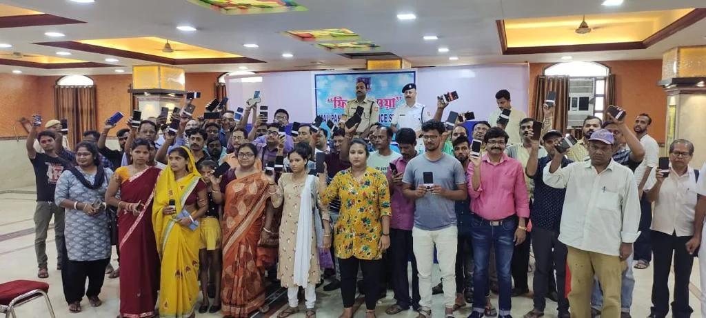 ফিরে পাওয়া' প্রকল্পে শতাধিক মোবাইল ফোন উদ্ধার করে প্রকৃত মালিকদের হাতে তুলে দিল মালিপাঁচঘড়া থানার পুলিশ