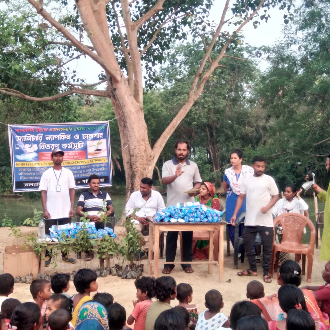 সাগরদিঘী তে মহিলাদের স্যানিটারি ন্যাপকিন বিতরণ