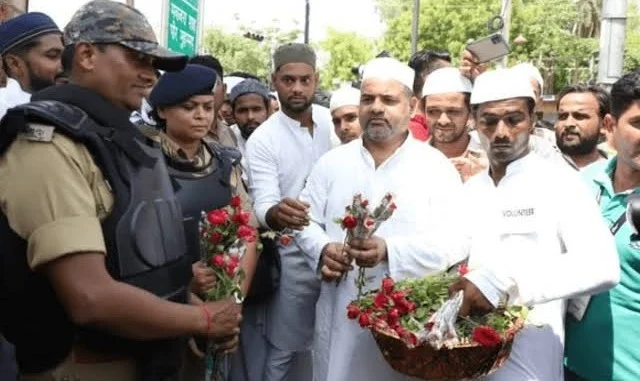 অগ্নিপথে জ্বলছে দেশ, মসজিদের বাইরে গোলাপ হাতে যোগীর পুলিশ