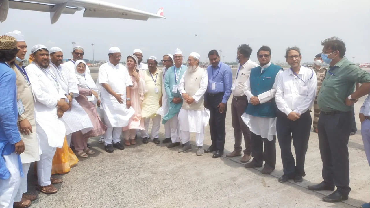 প্রথম উড়ান ৩ ঘণ্টা ৫০ মিনিট দেরিতে ছাড়ল, দু’ বছর পর লাব্বাইক ধ্বনিতে মুখরিত কলকাতা বিমানবন্দর