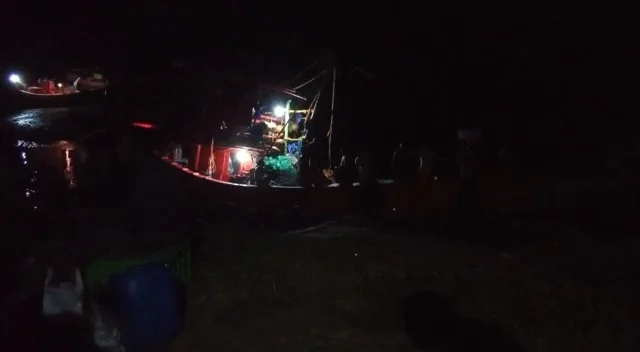 বঙ্গোপসাগরের ছায়মারি দ্বীপের কাছে ডুবে গেল ট্রলার, উদ্ধার ১৮ জন মৎস্যজীবী