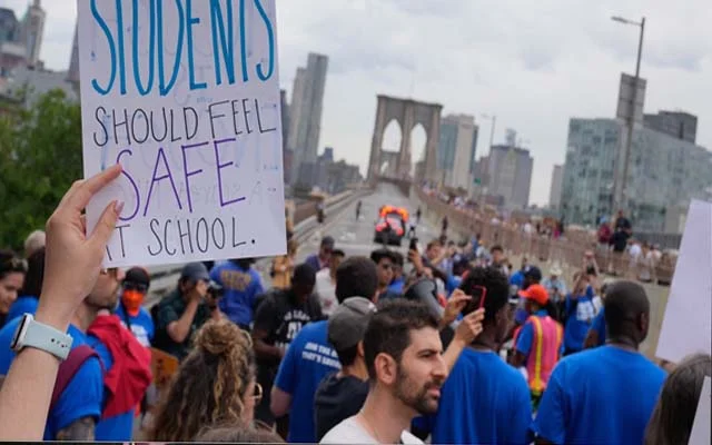 অস্ত্র আইন কঠোর হোক, দাবিতে পথে নামলেন মার্কিনিরা  