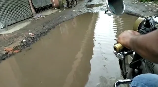 বেহাল অবস্থা রাস্তার, সকাল থেকেই পথ অবরোধে সামিল স্থানীয় বাসিন্দারা