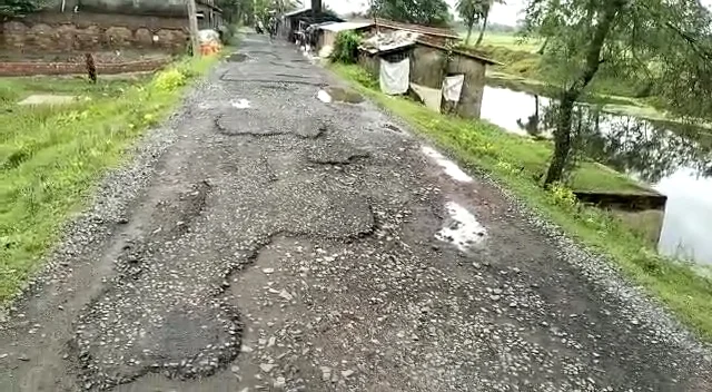 বেহাল অবস্থা রাস্তার, সকাল থেকেই পথ অবরোধে সামিল স্থানীয় বাসিন্দারা