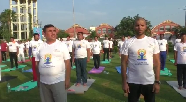 জনপ্রিয়তা মোদিজির সঙ্গে  না   পেরে কিছু লোক বিশৃঙ্খলা করছে বিশ্ব যোগদিবসে হাওড়ায় মন্তব্য শুভেন্দুর।<div class=