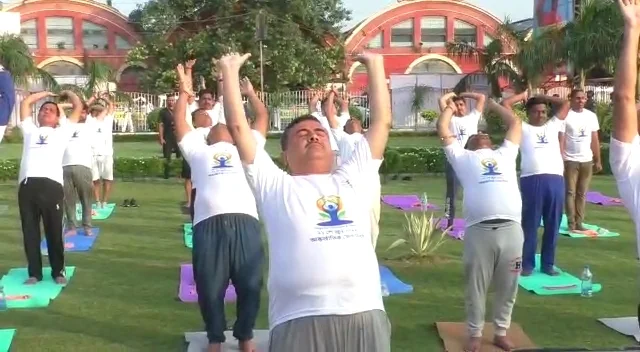 জনপ্রিয়তা মোদিজির সঙ্গে  না   পেরে কিছু লোক বিশৃঙ্খলা করছে বিশ্ব যোগদিবসে হাওড়ায় মন্তব্য শুভেন্দুর।