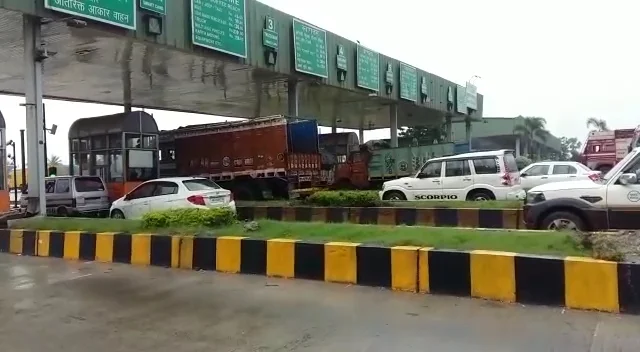 সমস্ত কর্মচারীদের নিলে তবেই টোলপ্লাজা চলবে সাসপেন্ড হওয়া কর্মীদের পাশে দাঁড়িয়ে মন্তব্য কল্যাণের