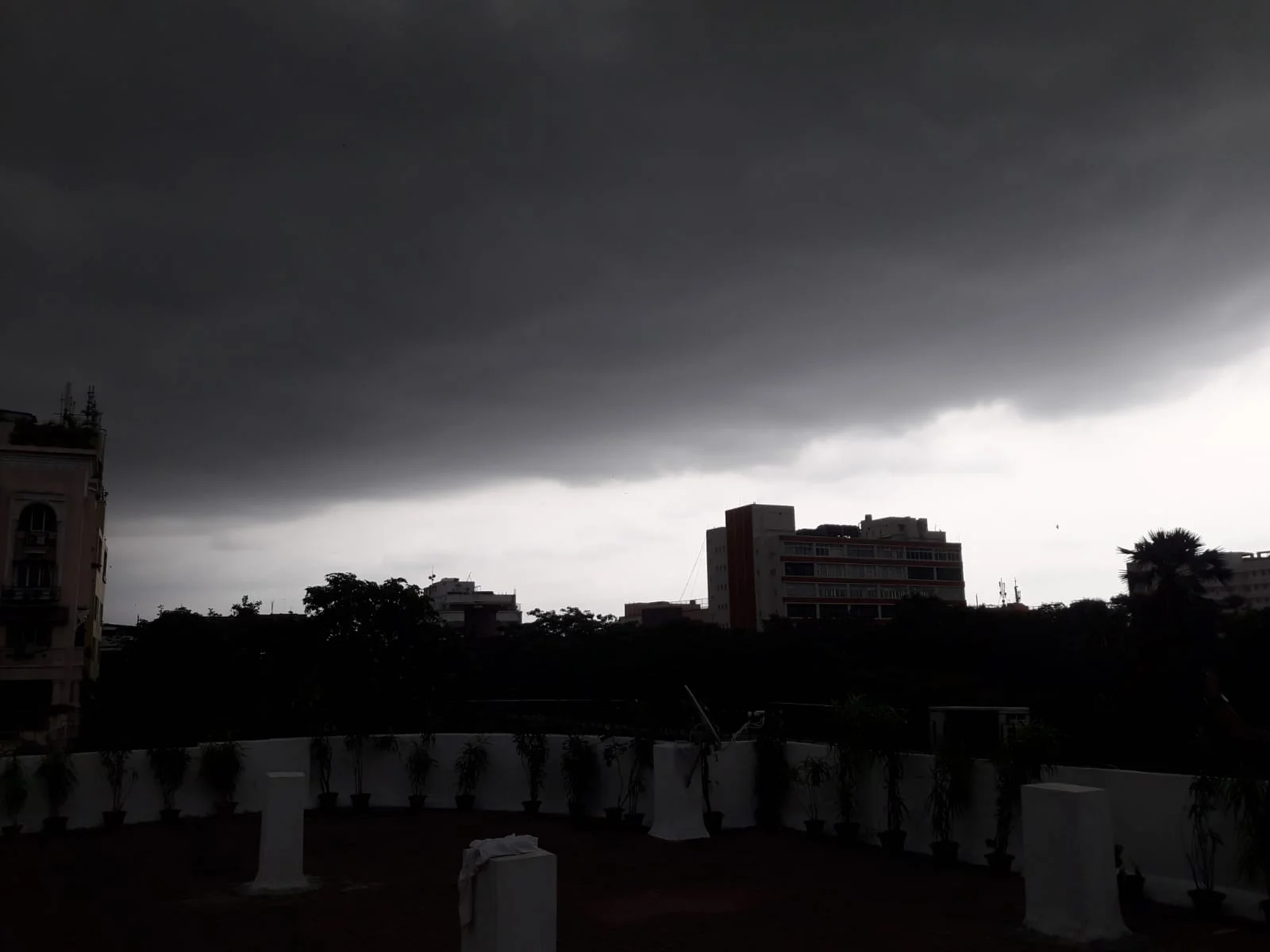 কালো মেঘে ঢাকলো কলকাতার আকাশ