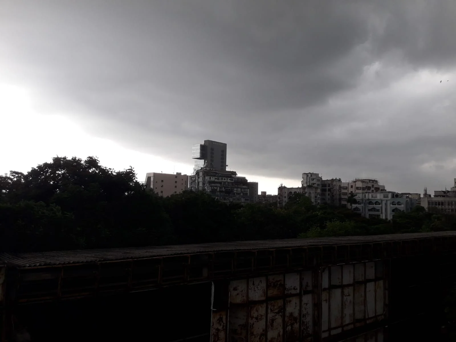 কালো মেঘে ঢাকলো কলকাতার আকাশ