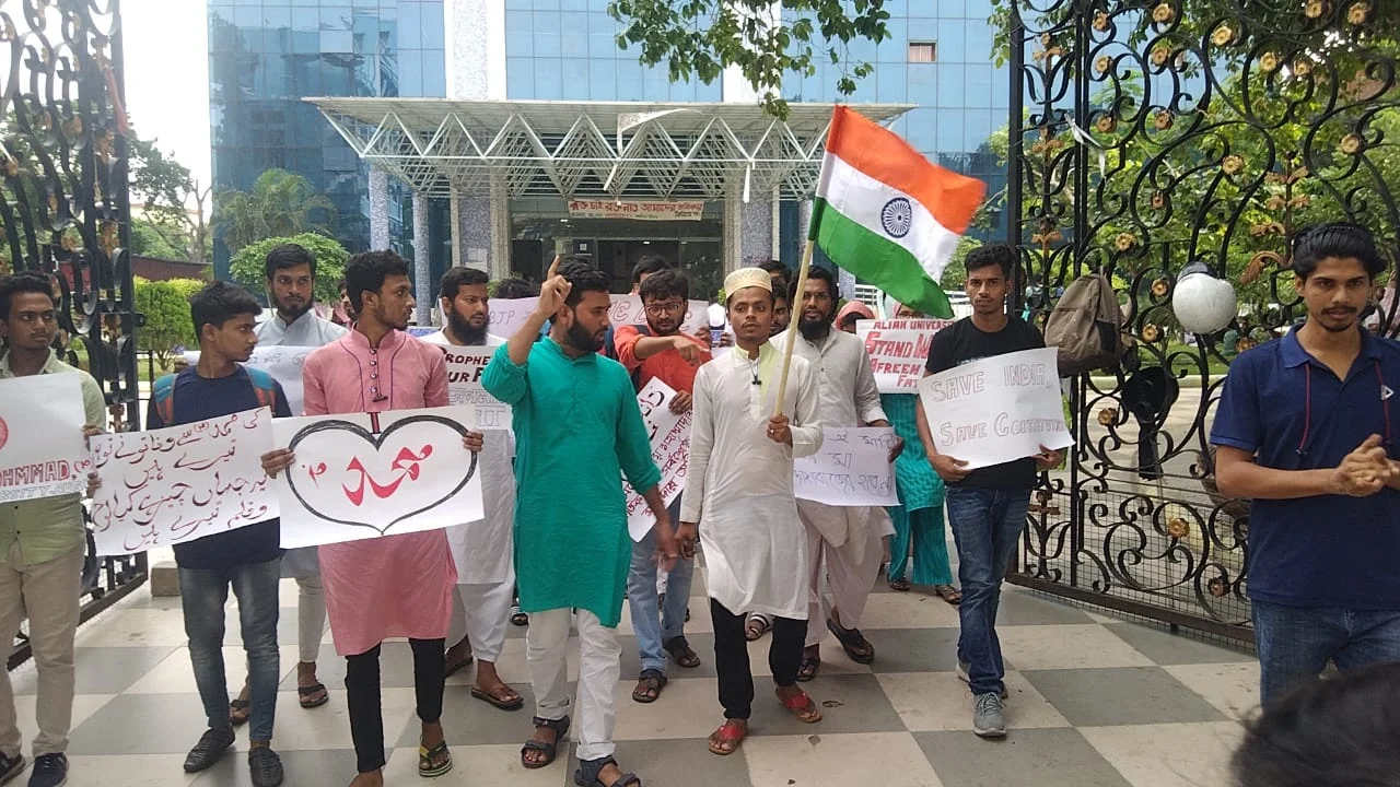 প্রতিবাদী ফাতিমার বাড়ি গুঁড়িয়ে দিল বুলডোজার, সরব আলিয়ার পড়ুয়ারা