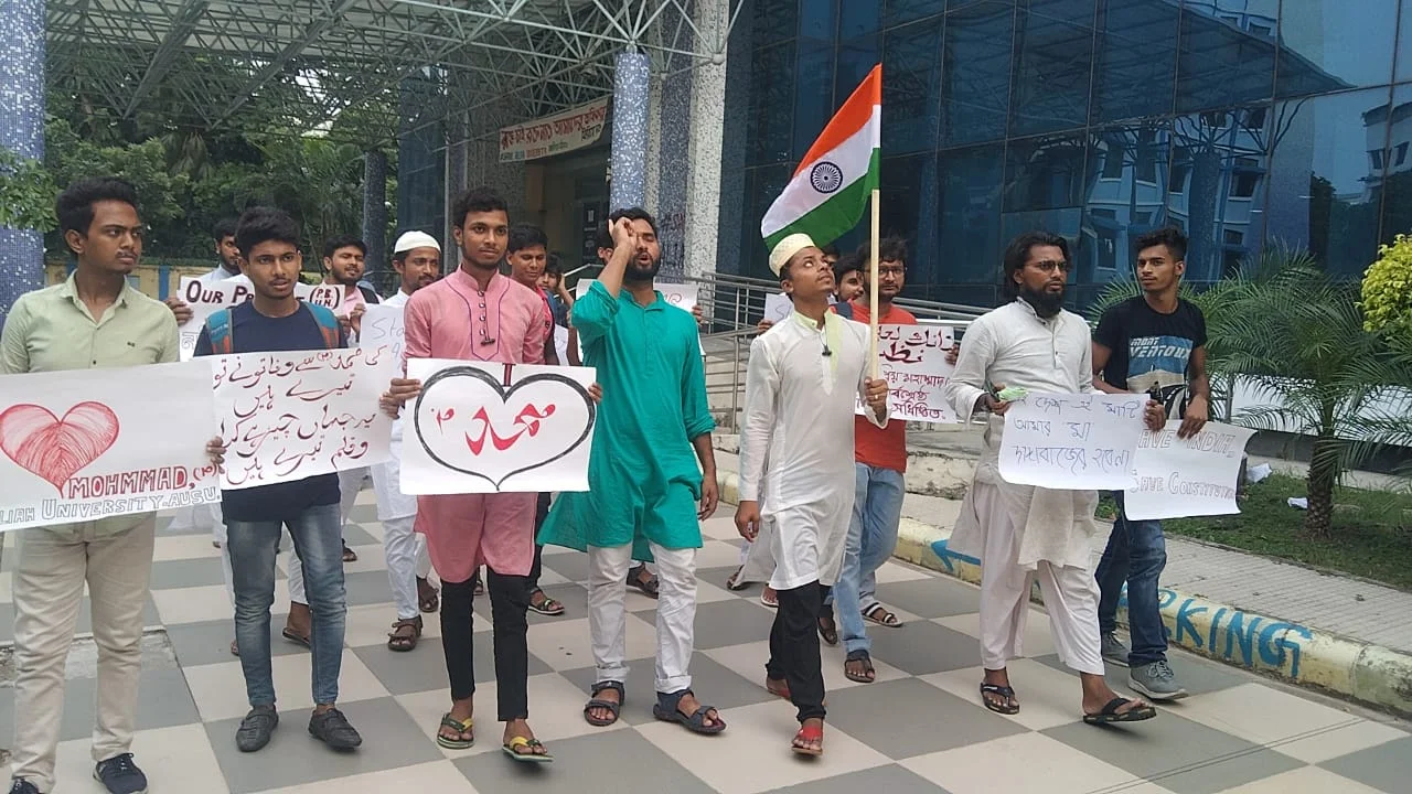প্রতিবাদী ফাতিমার বাড়ি গুঁড়িয়ে দিল বুলডোজার, সরব আলিয়ার পড়ুয়ারা
