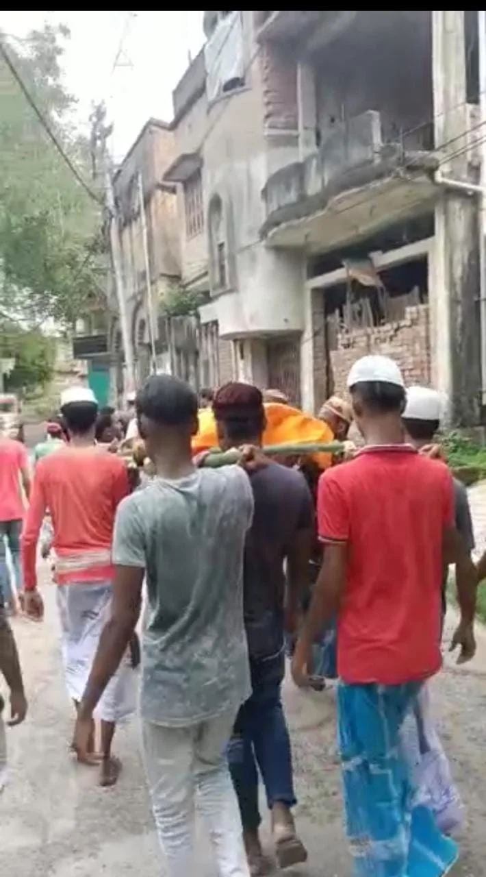 হাওড়ায় প্রতিবেশী এক হিন্দুর শেষকৃত্যে শামিল বেশ কয়েক মুসলিম যুবক