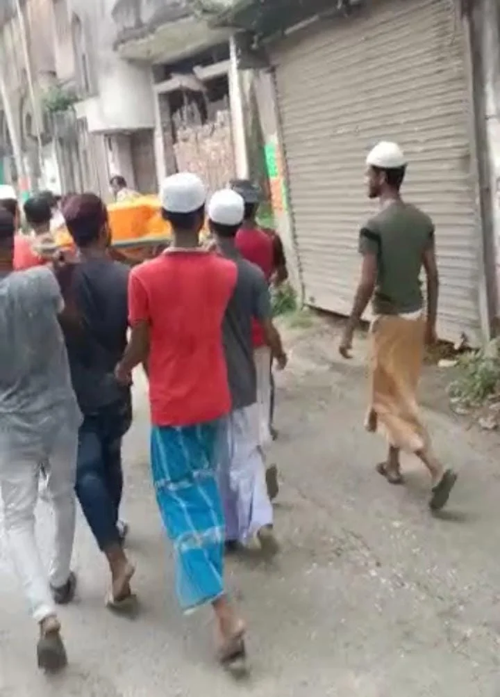 হাওড়ায় প্রতিবেশী এক হিন্দুর শেষকৃত্যে শামিল বেশ কয়েক মুসলিম যুবক