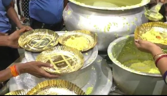 অগ্নিপথ ইস্যু: লাগাতার বিক্ষোভ, হাওড়াতে বাতিল দুরপাল্লার ট্রেন,যাত্রীদের খাওয়ার ব্যবস্থা করল জিআরপি