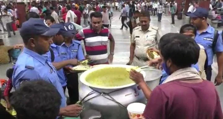 অগ্নিপথ ইস্যু: লাগাতার বিক্ষোভ, হাওড়াতে বাতিল দুরপাল্লার ট্রেন,যাত্রীদের খাওয়ার ব্যবস্থা করল জিআরপি