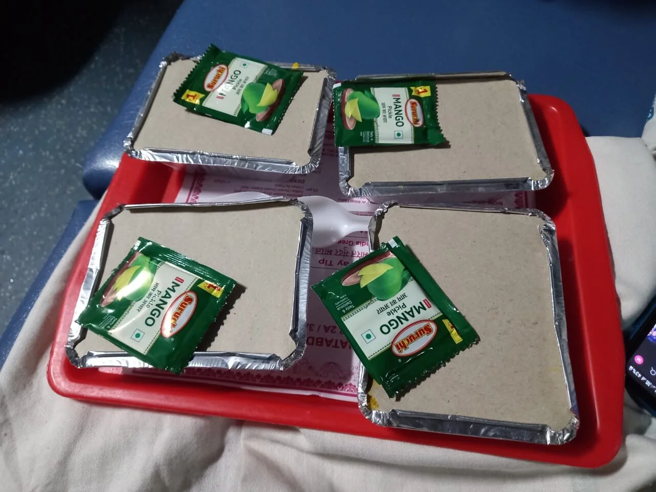 হাওড়া দুরন্ত এক্সপ্রেসে রাতের খাবারে খিচুড়ি,দেওয়া হল ঠাণ্ডা সিঙ্গারা ,ক্ষুব্ধ যাত্রীরা