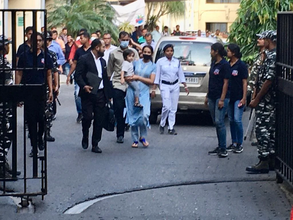 শিশু কোলে নিয়ে ইডি দফতর সল্টলেক সিজিও ছাড়েন সাংসদ অভিষেক-পত্নী রুজিরা