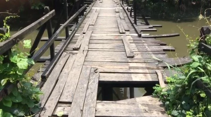 কাঠের পোল, রাস্তার বেহাল দশা ক্ষোভে ফেটে পড়লেন স্থানীয়রা