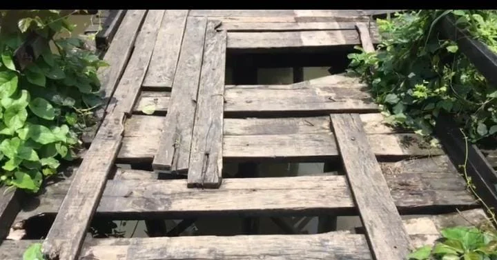 কাঠের পোল, রাস্তার বেহাল দশা ক্ষোভে ফেটে পড়লেন স্থানীয়রা