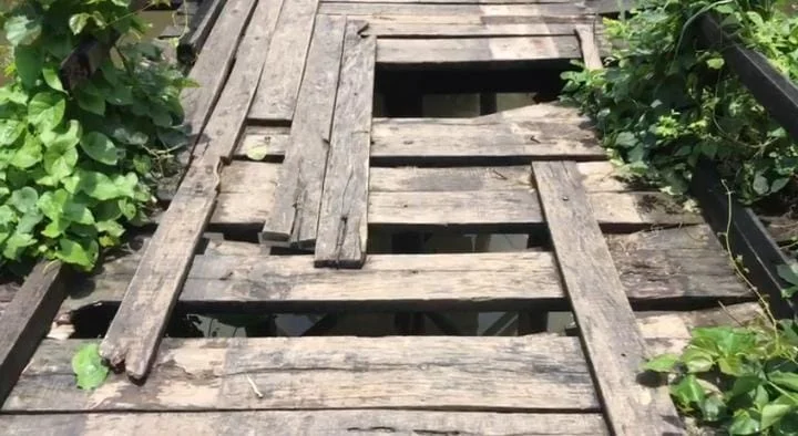 কাঠের পোল, রাস্তার বেহাল দশা ক্ষোভে ফেটে পড়লেন স্থানীয়রা