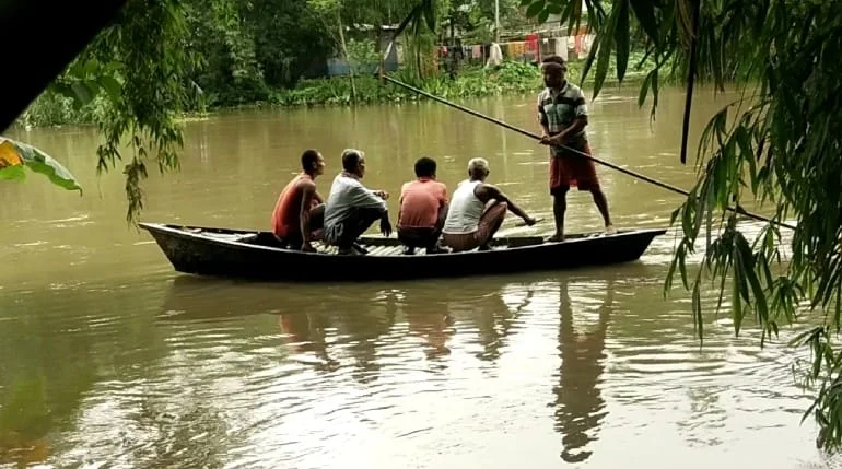 রাতভর টানা ভারী বৃষ্টিতে জলমগ্ন জলপাইগুড়ির পৌর এলাকার একাংশ
