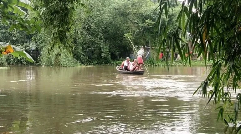 রাতভর টানা ভারী বৃষ্টিতে জলমগ্ন জলপাইগুড়ির পৌর এলাকার একাংশ