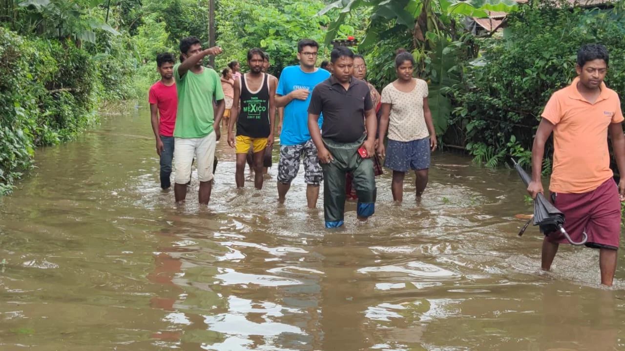 রাতভর টানা ভারী বৃষ্টিতে জলমগ্ন জলপাইগুড়ির পৌর এলাকার একাংশ