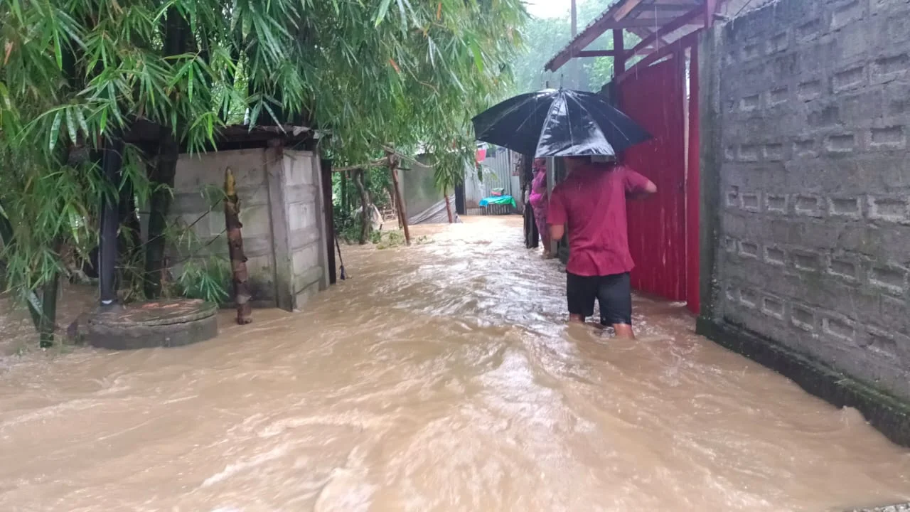 রাতভর টানা ভারী বৃষ্টিতে জলমগ্ন জলপাইগুড়ির পৌর এলাকার একাংশ