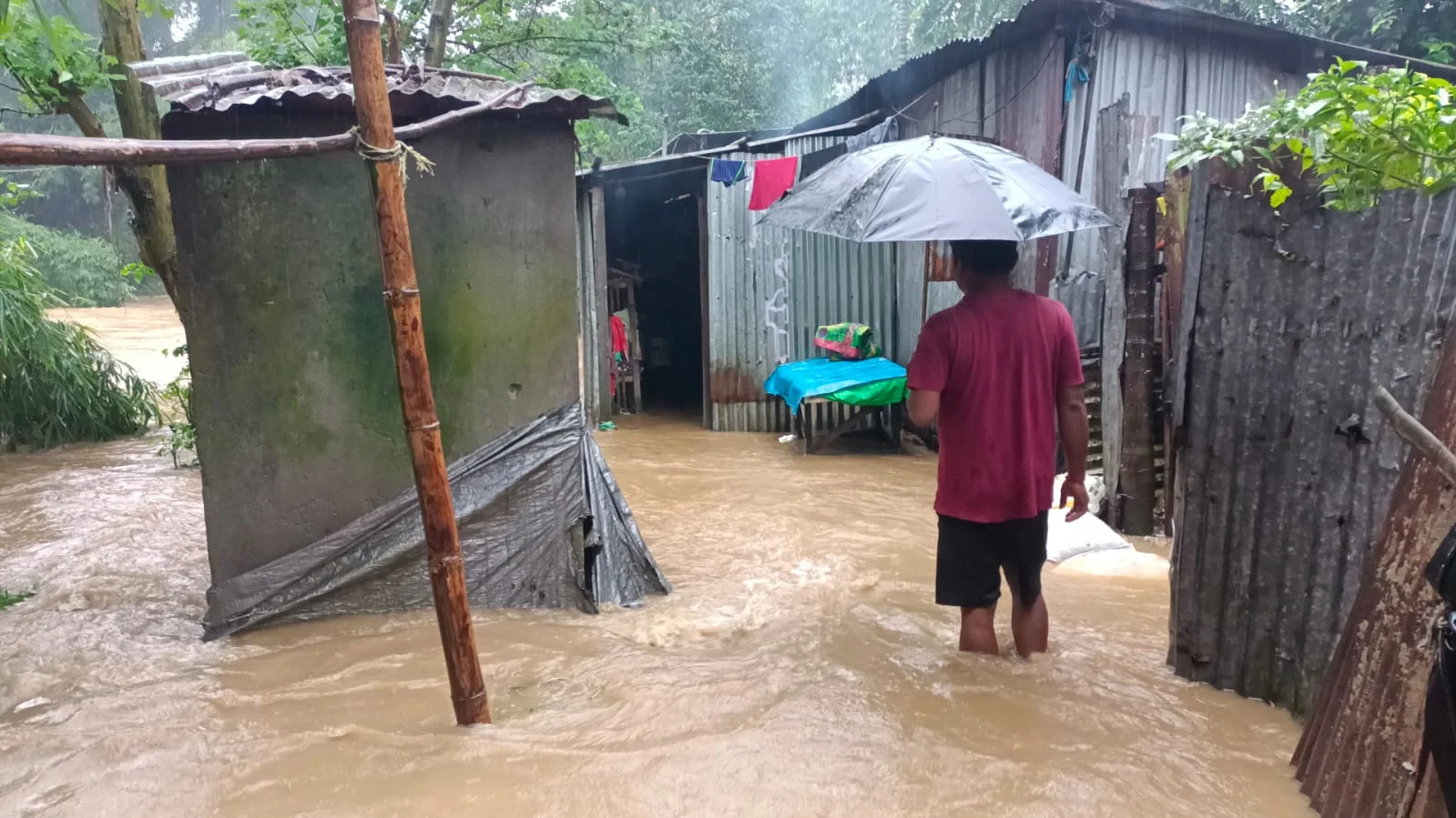 রাতভর টানা ভারী বৃষ্টিতে জলমগ্ন জলপাইগুড়ির পৌর এলাকার একাংশ