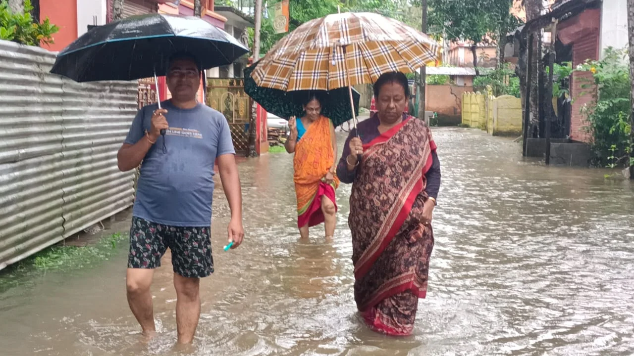 রাতভর টানা ভারী বৃষ্টিতে জলমগ্ন জলপাইগুড়ির পৌর এলাকার একাংশ