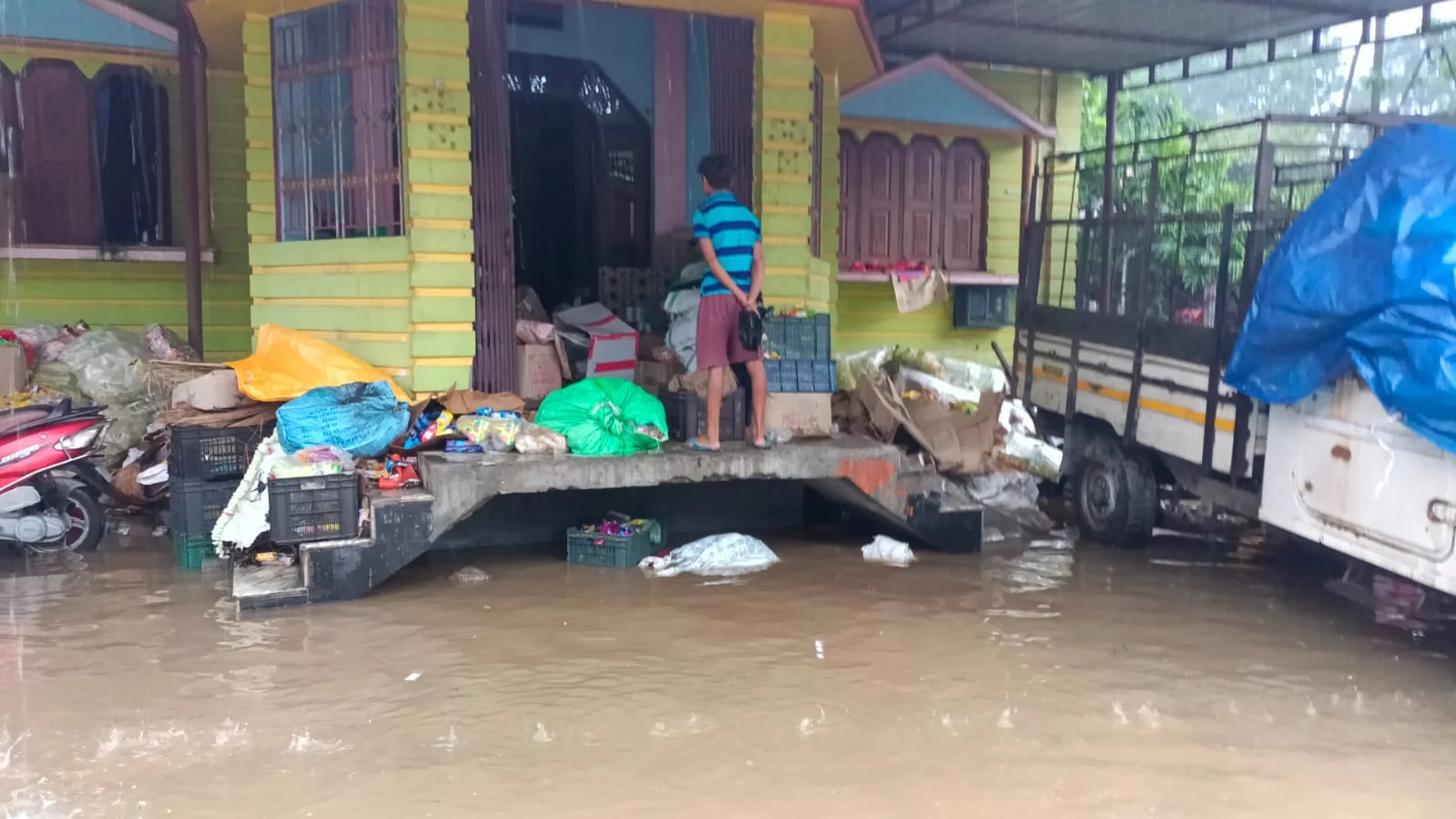 রাতভর টানা ভারী বৃষ্টিতে জলমগ্ন জলপাইগুড়ির পৌর এলাকার একাংশ