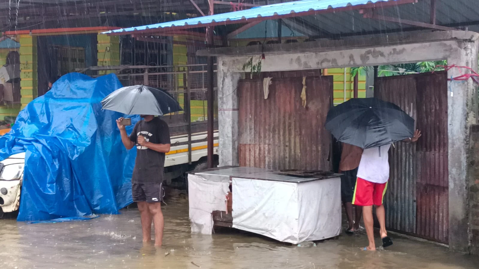 রাতভর টানা ভারী বৃষ্টিতে জলমগ্ন জলপাইগুড়ির পৌর এলাকার একাংশ