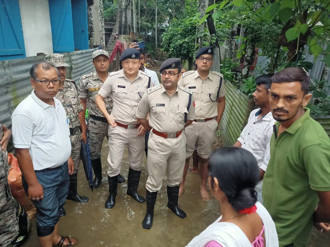 জলমগ্ন বাড়ি পরিদর্শন করলেন  জলপাইগুড়ি জেলা পুলিশ সুপার দেবর্ষি দত্ত