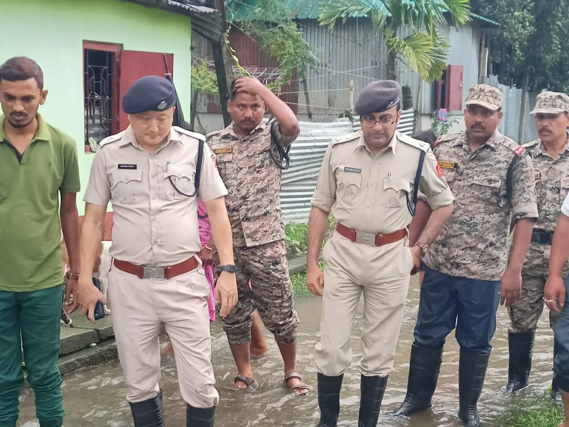 জলমগ্ন বাড়ি পরিদর্শন করলেন  জলপাইগুড়ি জেলা পুলিশ সুপার দেবর্ষি দত্ত