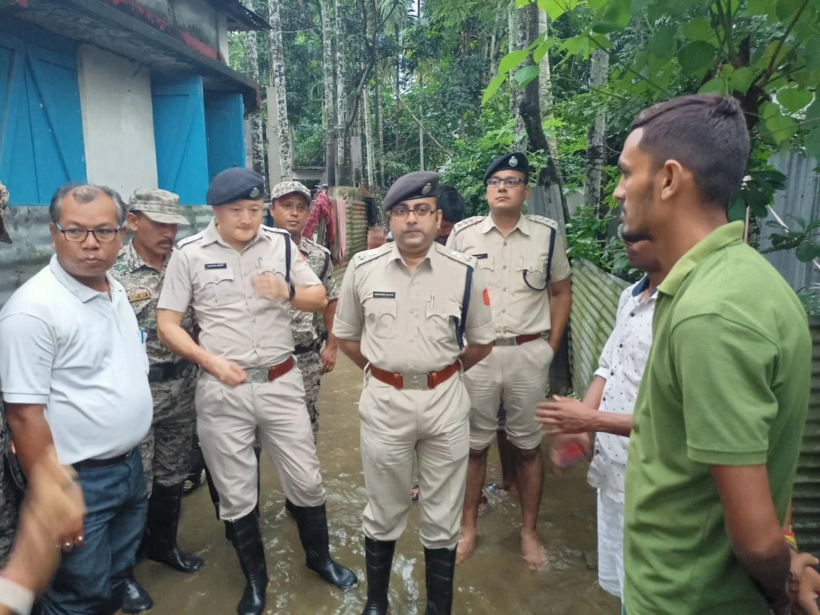 জলমগ্ন বাড়ি পরিদর্শন করলেন  জলপাইগুড়ি জেলা পুলিশ সুপার দেবর্ষি দত্ত
