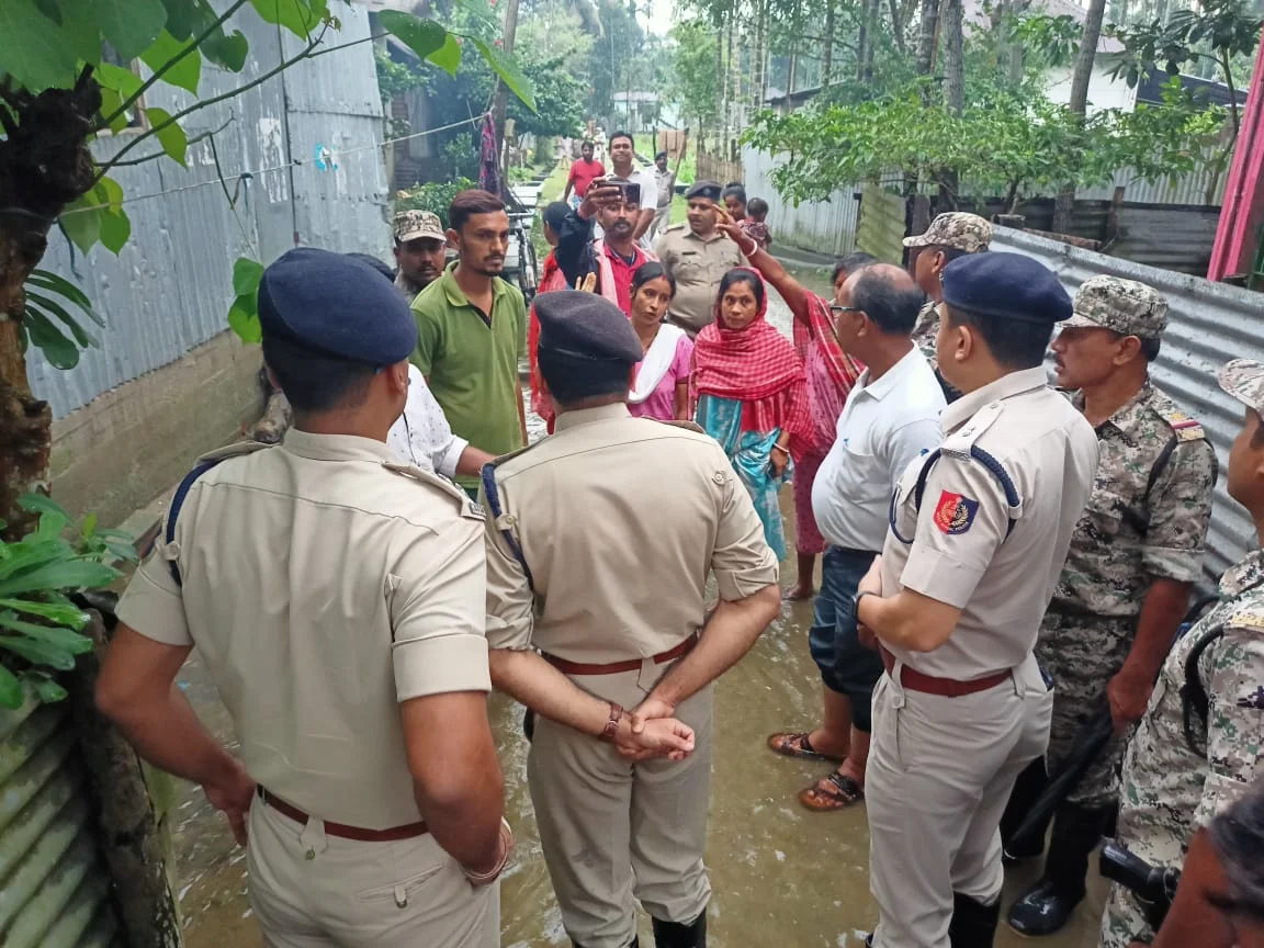 জলমগ্ন বাড়ি পরিদর্শন করলেন  জলপাইগুড়ি জেলা পুলিশ সুপার দেবর্ষি দত্ত