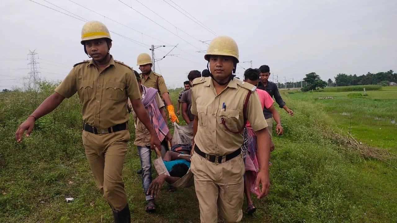 চলন্ত এল টি টি এক্সপ্রেস থেকে পড়ে গিয়ে মৃত্যু হল এক ব্যক্তির