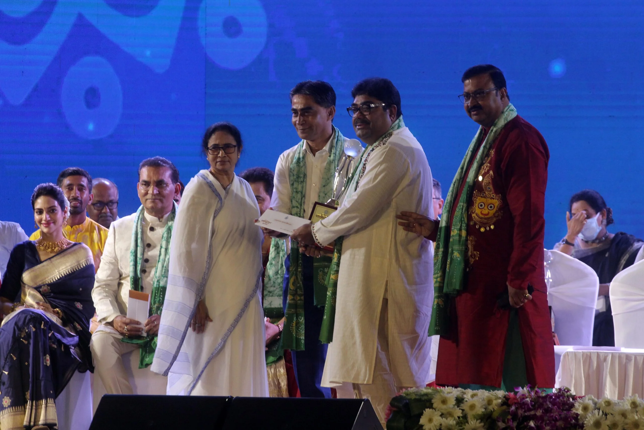 বঙ্গবিভূষণে সম্মানিত কলকাতার তিন প্রধান, দেখুন ফটো গ্যালারি