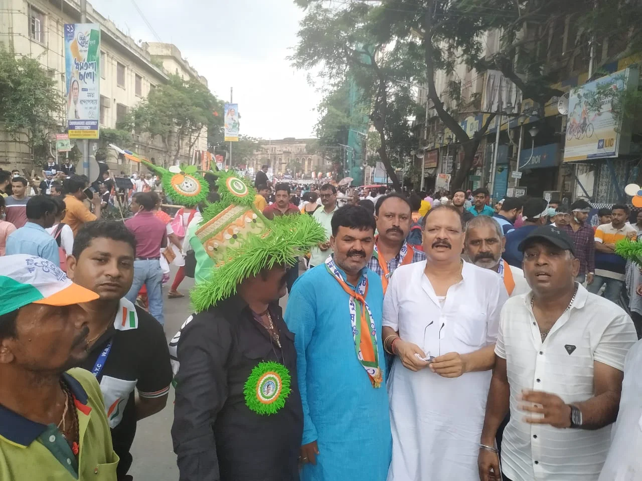 কালীঘাটের বাড়ি থেকে ধর্মতলার মহাসমাবেশের পথে তৃণমূল সুপ্রিমো