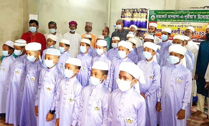 এক লক্ষ এতিমকে পোশাক