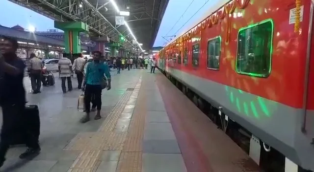 প্রসূন বন্দ্যোপাধ্যায়ের উপস্থিতিতে হাওড়া-মুম্বই ছত্রপতি শিবাজি মহারাজ টার্মিনাস মেল ট্রেনের আধুনিক পরিষেবার শুভ সূচনা করলেন স্বাধীনতা সংগ্রামী জ্যোতির্ময় ঘোষ