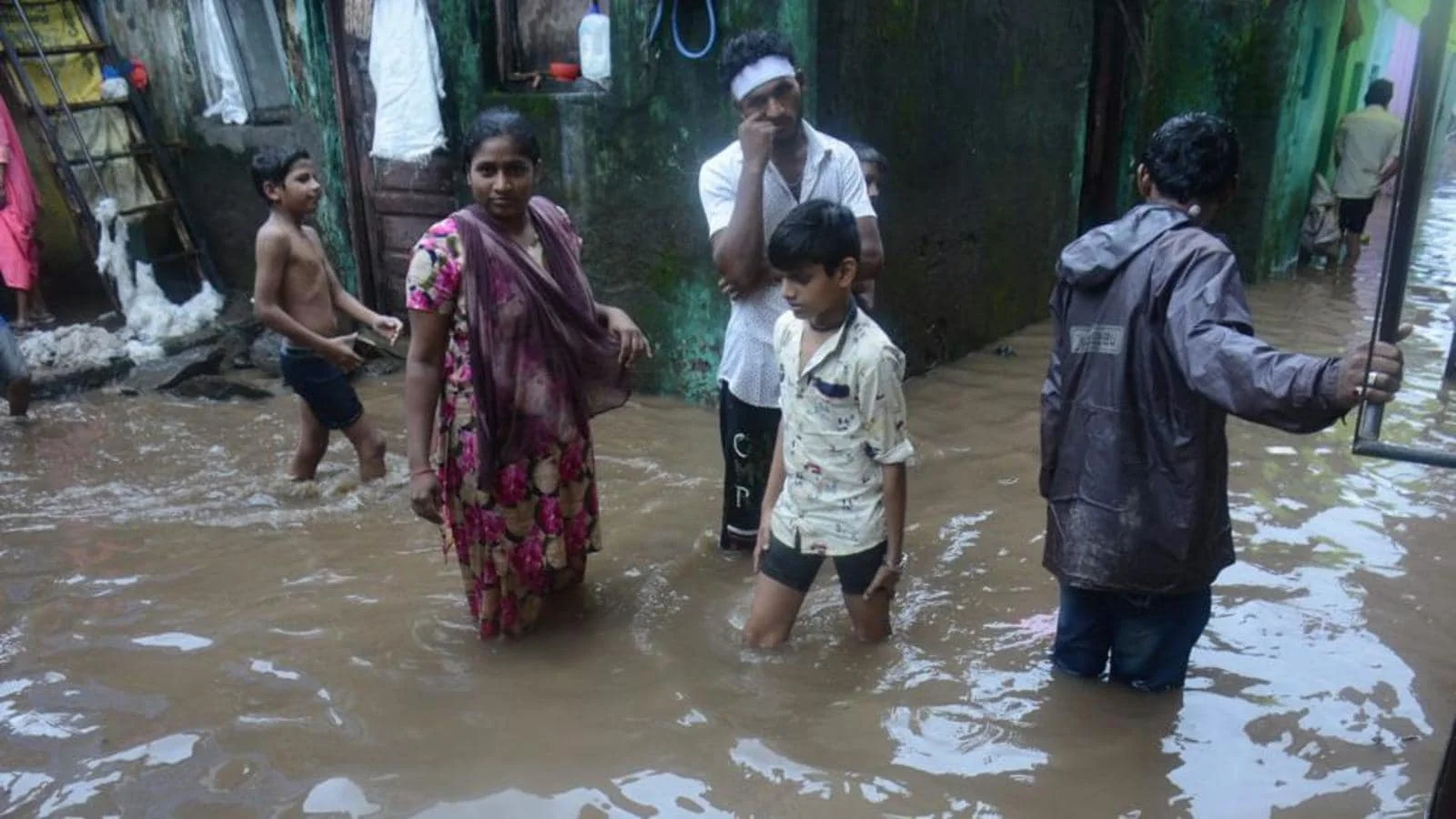 বন্যায় বিপর্যস্ত বাণিজ্যনগরী, মৃতের সংখ্যা বেড়ে ৭৬, দুর্গত এলাকায় নজরদারিতে মুখ্যমন্ত্রী শিন্ডে