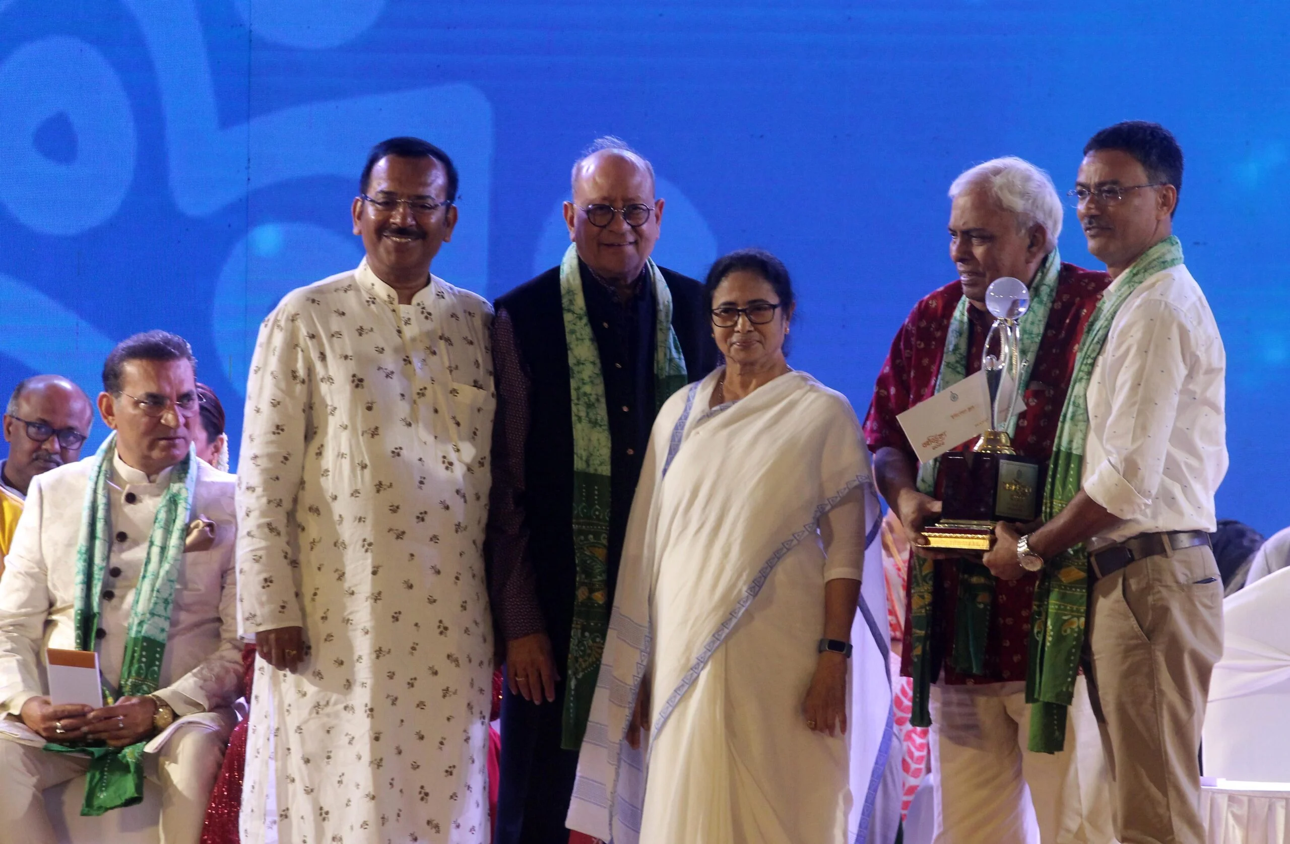 বঙ্গবিভূষণে সম্মানিত কলকাতার তিন প্রধান, দেখুন ফটো গ্যালারি