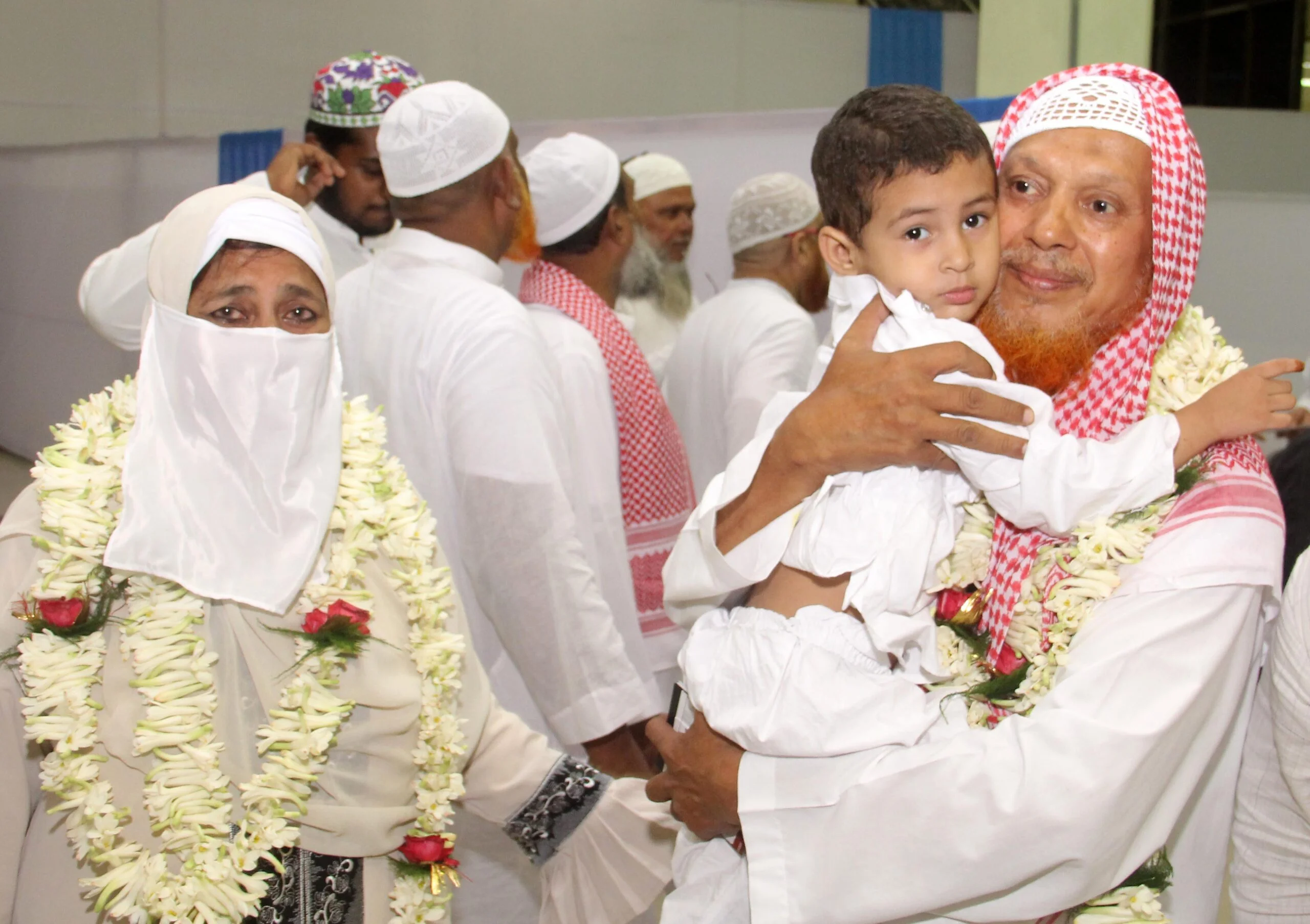 কলকাতায় ফিরলেন রাজ্যের হাজীরা,  হজ সম্পূর্ণ করায় আল্লাহর কাছে শুকরিয়া আদায়