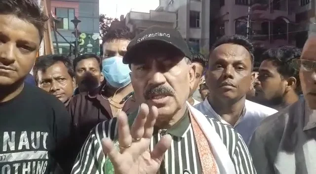 বাংলা থেকে সরলেন ধনখড়, "ঘরে বসে কালীপুজো করব" প্রতিক্রিয়া প্রসূনের